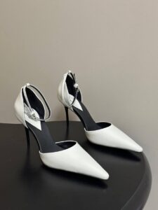 Alaïa D’Orsay 90 patent leather pumps