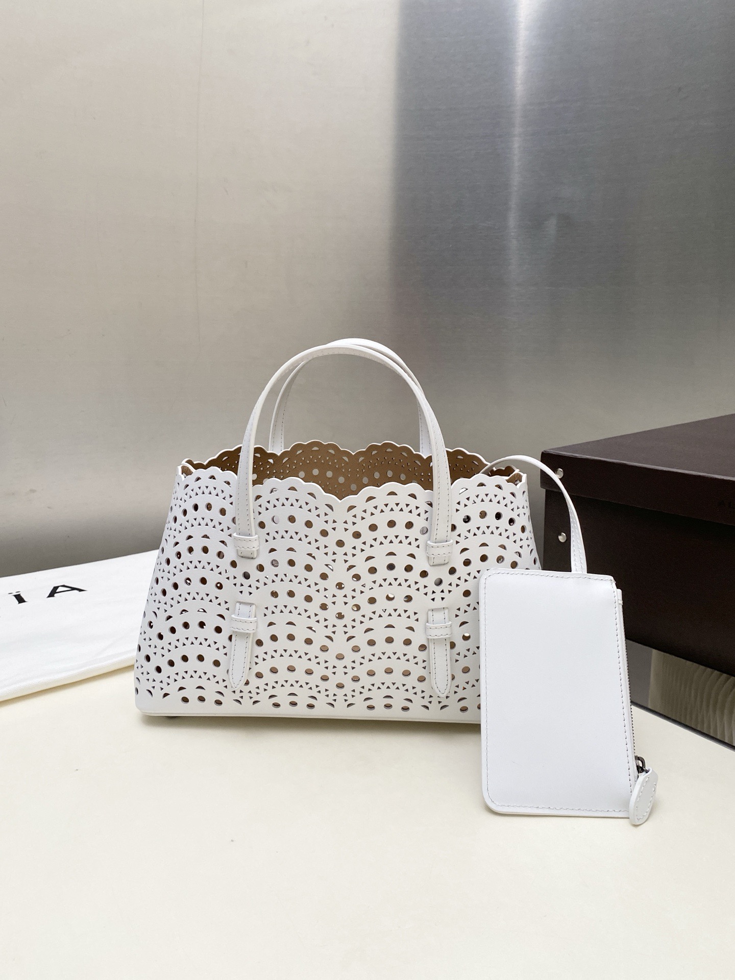 Alaïa Le Mina 25 Vienne Wave leather tote bag - Image 4